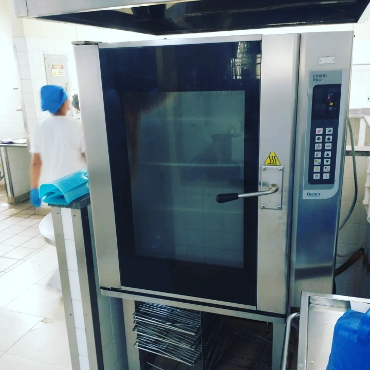Manutenção em forno combinado industrial